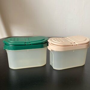 🌸2 Small Vintage Tupperware Spice Shakers
